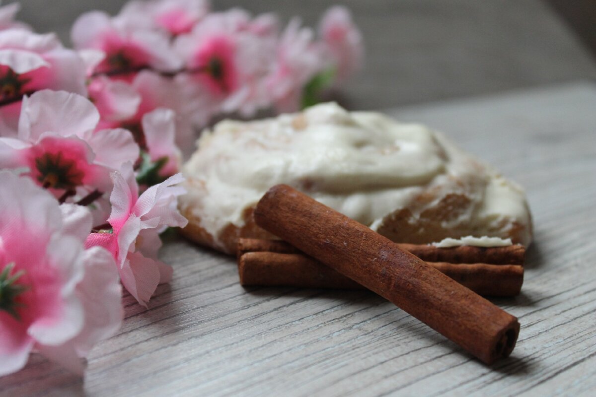 Нежнейшие булочки с огромным количеством ароматной корицы, залитые сливочным кремом, просто тают во рту. 