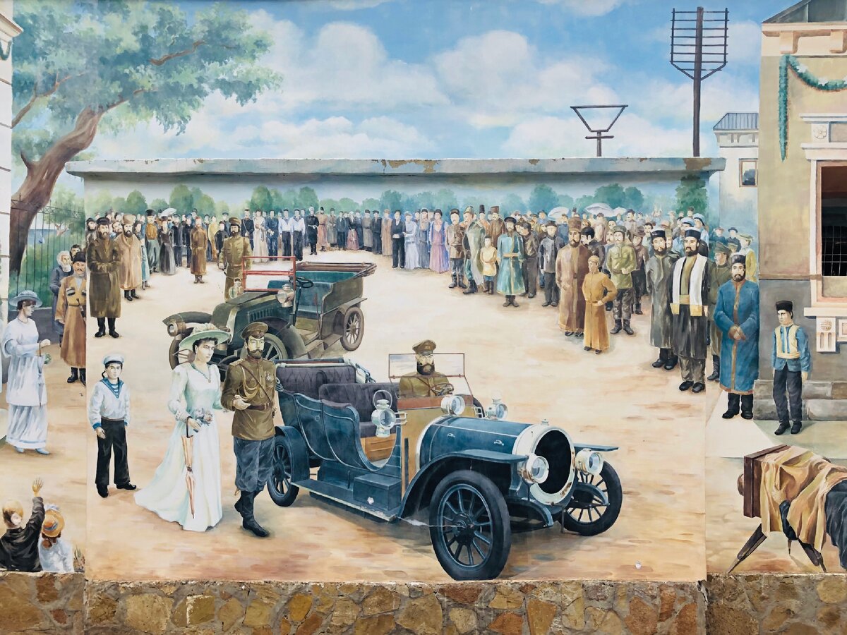 Первая часть панно-граффити, на котором мы видим приезд. В Евпаторию Государя Императора Николая II. Май 1916 года, полтора года до отречения.