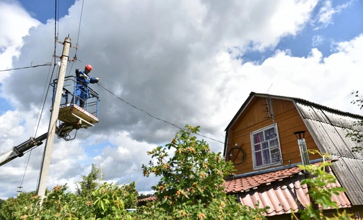 Электрик работает с проводами. Источник фото: Яндекс.Новости
