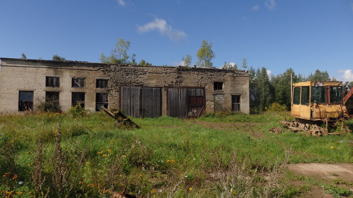 стоянка тракторов. заброшенный колхоз. заброшенные совхозы и колхозы. заброшенный колхоз. заброшка колхоз.