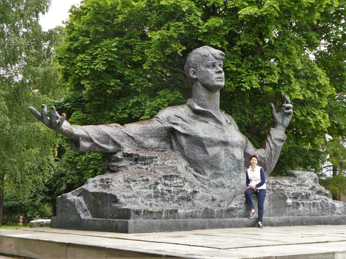 Памятник есенину в москве новый