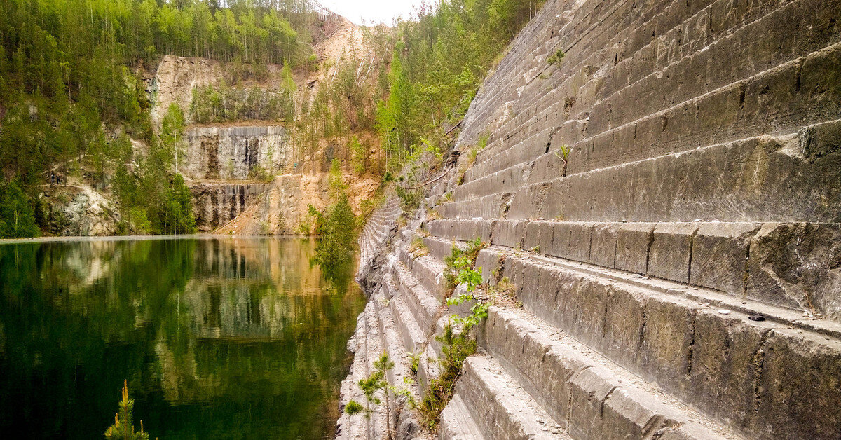 Заброшенный карьер по добыче талько-магнезита в посёлке городского типа Шабровский находится 27 км к югу от города Екатеринбурга 