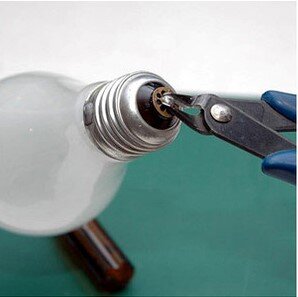 Удаляем центральный контакт и стеклянный изолятор