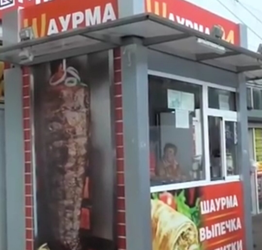 Личное фото.Вид с улицы на ларек.