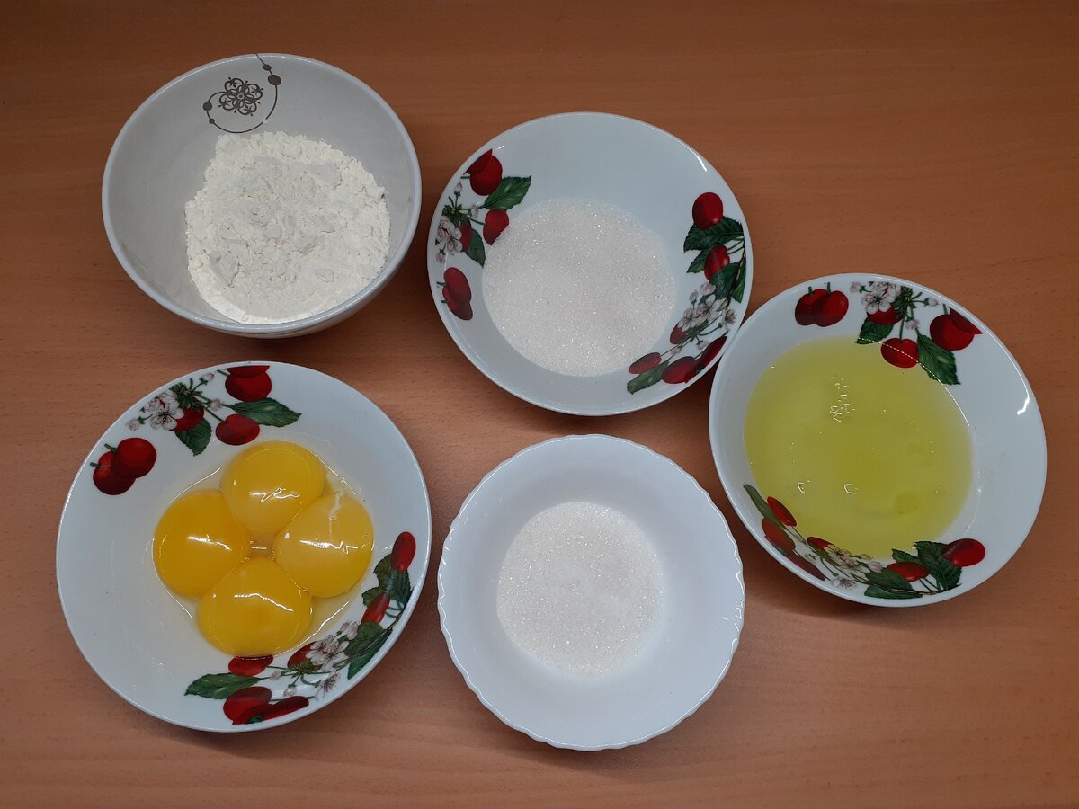 Сахар я сразу поделилась на две части, пудра и соль не вошли в кадр)).