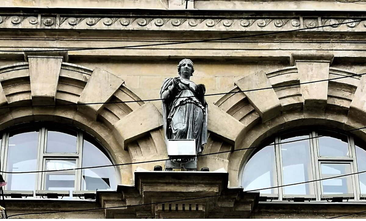 Гигия на вершине колонны