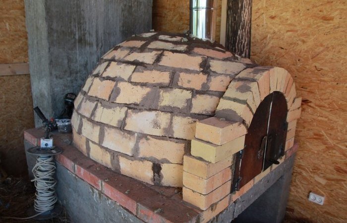 Редактировать галереюДля заделки трещин и щелей на печи требуются специальные термостойкие материалы – замазки. На сегодняшний день существует огромное количество рецептов их приготовления. Отличаются они в первую очередь набором ингредиентов, требуемых для их сознания и эффективностью последующего использования.Редактировать галереюОбмазка нужна для защиты щелей и трещин. /Фото: maja-dacha.ru.Всегда можно отправиться в строительный магазин и приобрести уже готовую термостойкую шпатлевку для обработки щелей и трещин на печи. Вместе с тем, при должном желании можно приготовить не менее эффективный состав своими силами. В советские времена большинство дачников и сельских жителей практиковало один из двух популярных способов.Способ первый: замазка с опилкамиРедактировать галереюПриготовить обмазку совсем не сложно. /Фото: ya.ru.Первая разновидность кустарной шпатлевки готовится из глины, шамотового порошка и металлических опилок. Ингредиенты берутся по массе 100 гр, 100 гр, 20 гр, соответственно. Все они тщательной перемешиваются и заливаются соленым раствором так, чтобы получилась густая похожая на сметану смесь. 

В качестве альтернативы можно смешать равные части металлических опилок, древесной золы и глины, залив их все тем же соленым раствСпособором.  второй: замазка с картономЗагружается...