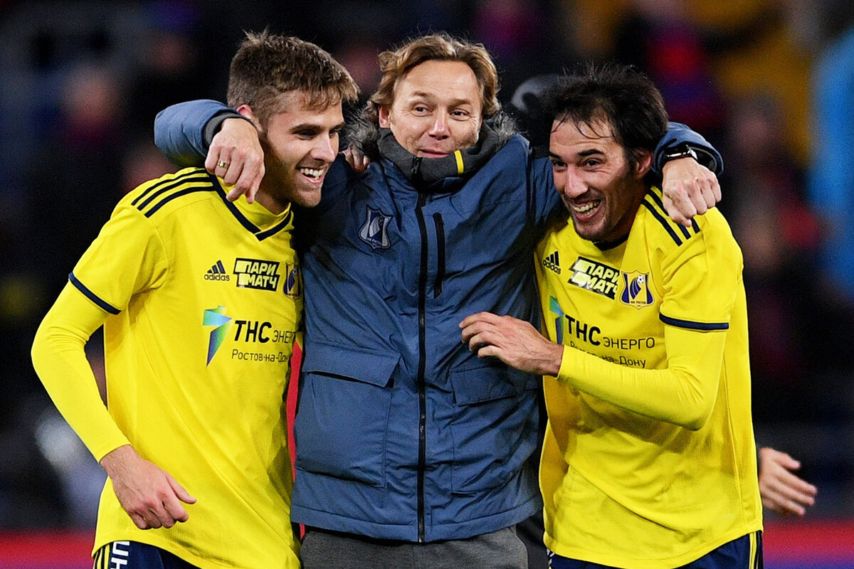 Игроки Ростова со своим тренером Валерием Карпиным