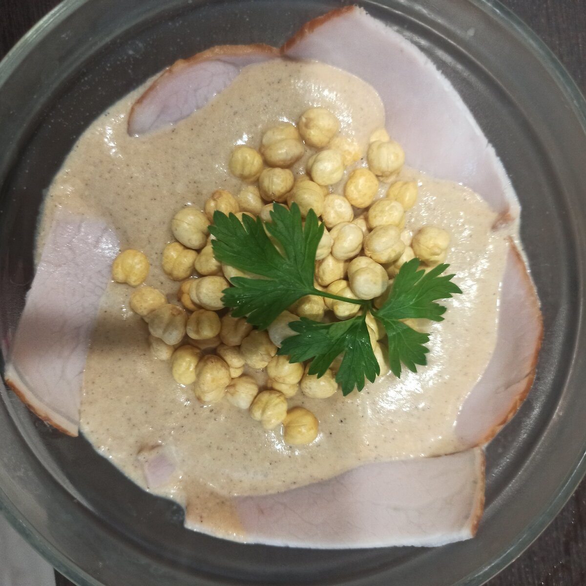 Сверху вместо гренок я добавила сушёный нут, который не только приятно хрустит, но и приносит пользу организму, так как является источником растительного белка.