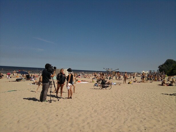 Юрмала. Лето, 2015. Как видите, людей на пляже хватает. Ну, а то, что есть свободные места - так это хорошо! 