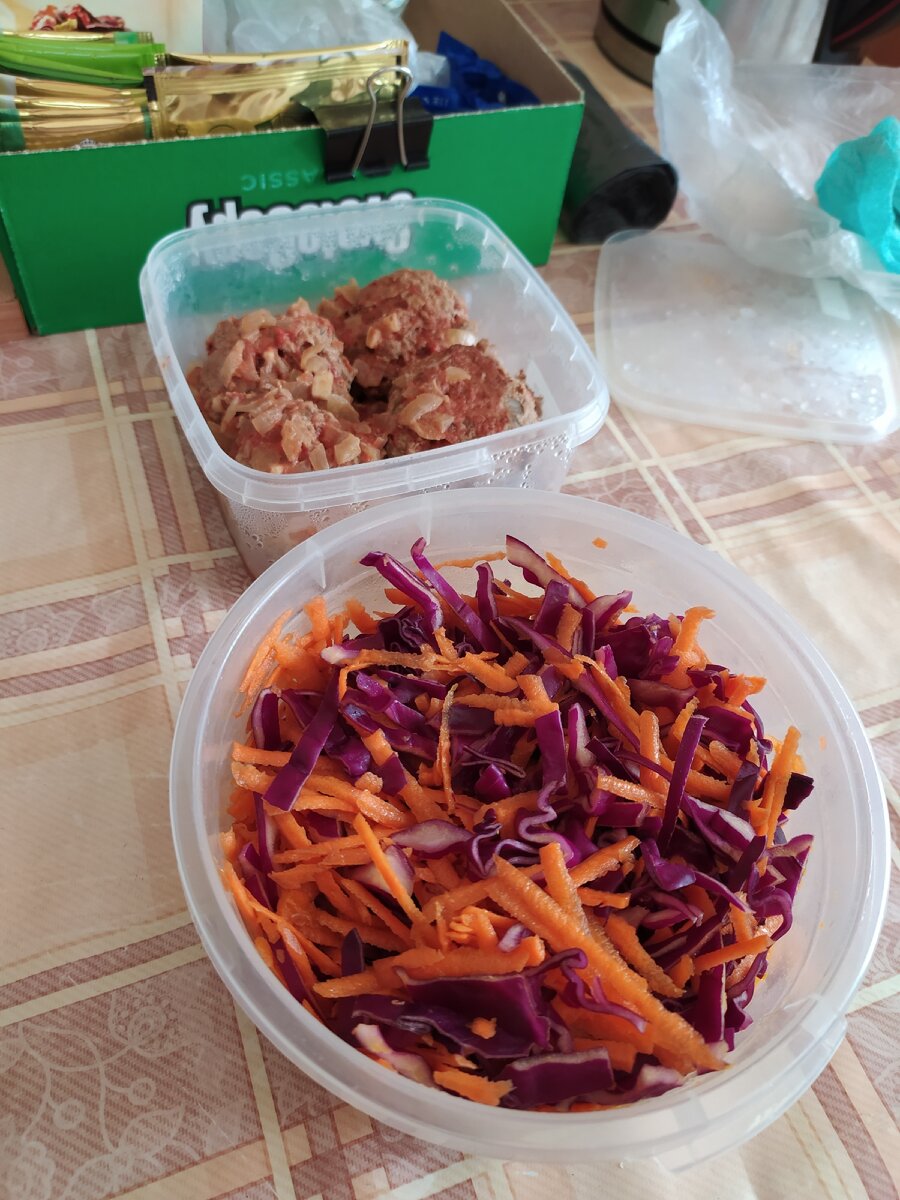 Знали бы вы как замечательно пахнут эти котлетки, просто превосходно, никаких специй кроме соли и томатного сока. 