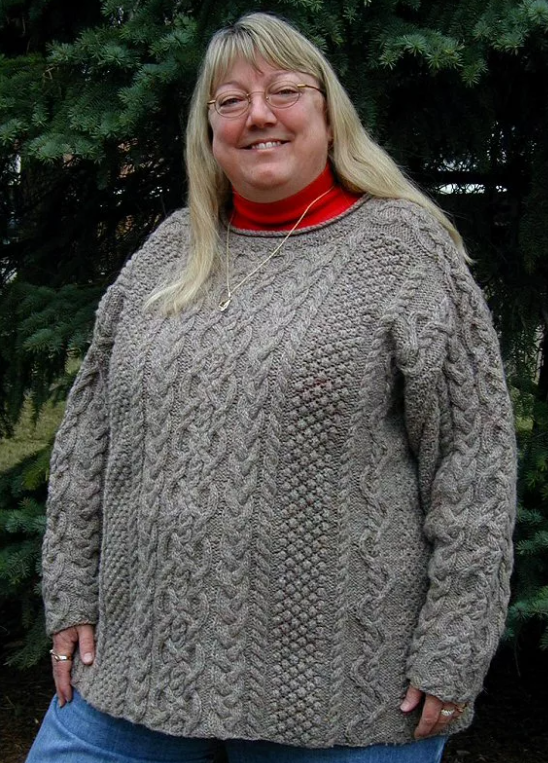 Связанная толстуха. Вязаный свитер для полных. Свитер для полных женщин. Вязаные кофты для полных. Вязаный джемпер для полных женщин.