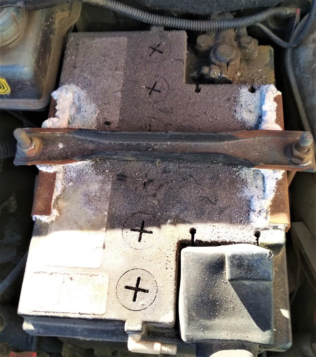 АКБ водитель не смотрел  больше пол года на КАЛИНЕ