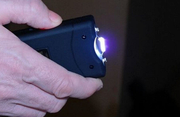 На современных российских дорогах очень много автомобилей. Нередко возникают конфликтные ситуации, в которых, кроме словесной перепалки, оппоненты могут перейти непосредственно к рукоприкладству или даже стрельбе. Поэтому автолюбители стали чаще возить с собой различные средства защиты, среди которых и электрошокер. Но законно ли это? Давайте разбираться.
В перечне средств, которые не считаются оружием, кроме газового баллончика и пневматического пистолета, числится и электрошокер. Однако ситуация с последним не так однозначна, как кажется на первый взгляд.
Если электрошокер произведен не у нас в стране и не соответствует требованиям ГОСТ Р 50940−96, наличие такого прибора в автомобиле считается незаконным. Кроме этого, рядовым гражданам запрещено использование обсуждаемого устройства мощностью более 3 Вт.
Чтобы не иметь проблем с законом, прибор должен соответствовать всем вышеуказанным требованиям. Также не лишним будет иметь сертификат к прибору и технический паспорт.
В противном случае нарушителя оштрафуют на 500-2000 рублей. Прибор однозначно конфискуют. 