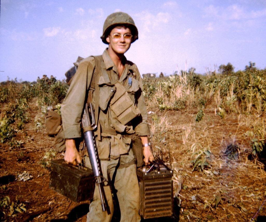 Американский солдат с колонкой. 