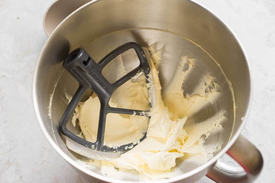 Рецепт крем чиза на масле для торта. Крем чиз взбитый в миксере. Заварной масляный крем для выравнивания. Какой насадкой взбивать крем. Насадки взбивают крем.