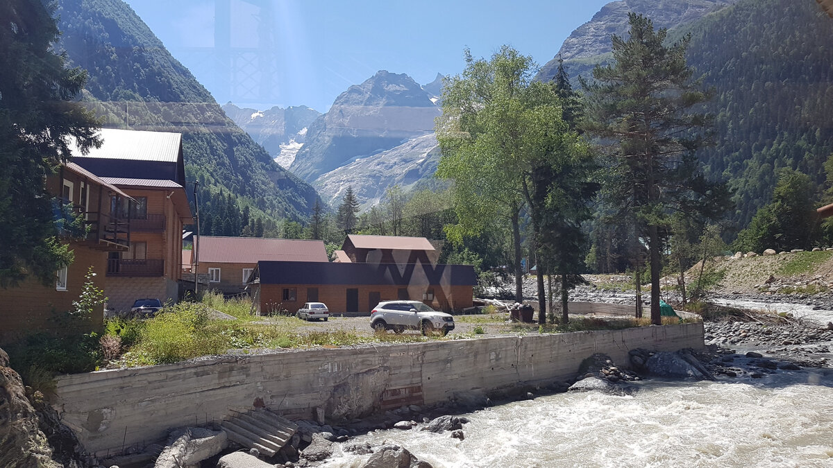 Вид из ресторана, вообще он на улице, но стекло защищает от шума горной реки