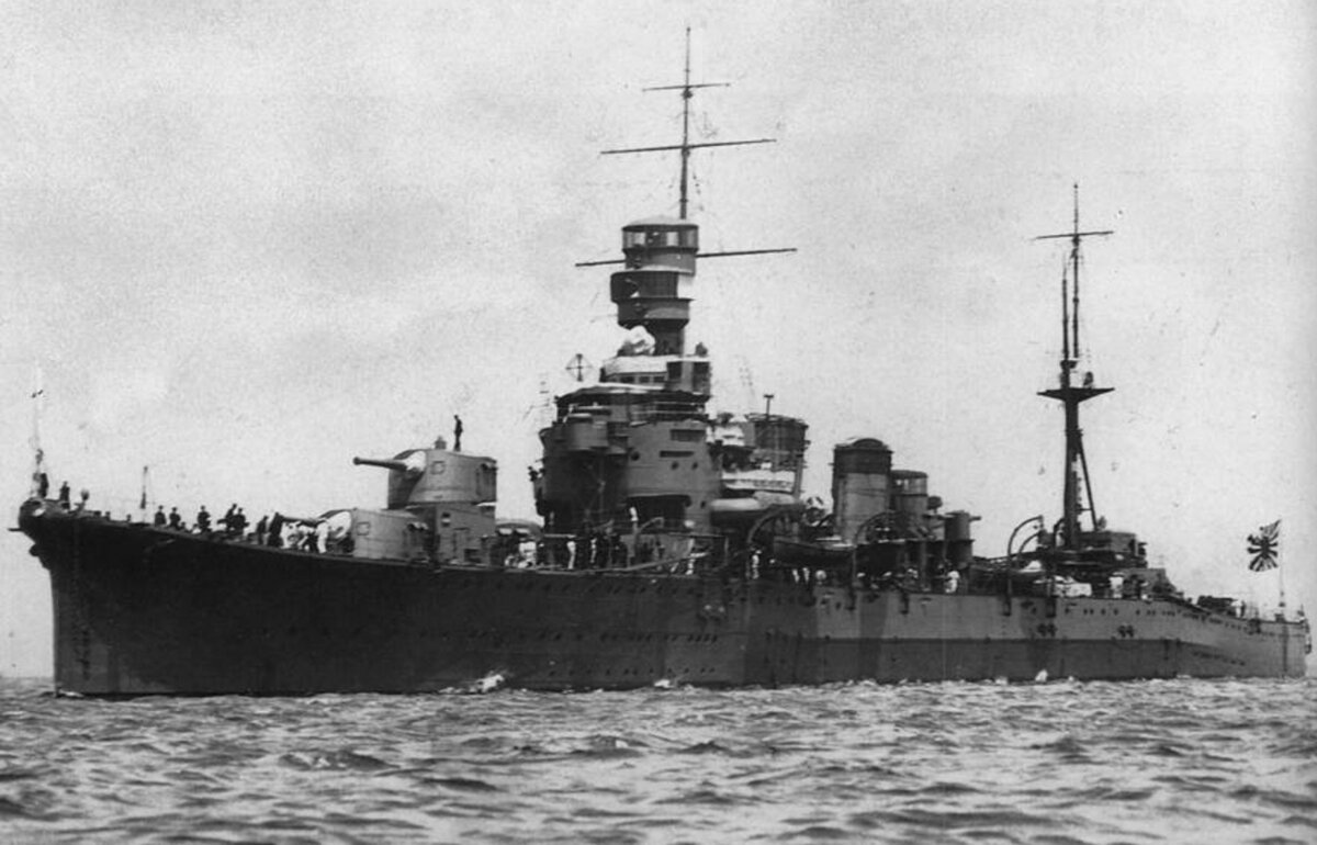 Тяжелый крейсер "Фурутака" имел характерную волнообразную форму корпуса
