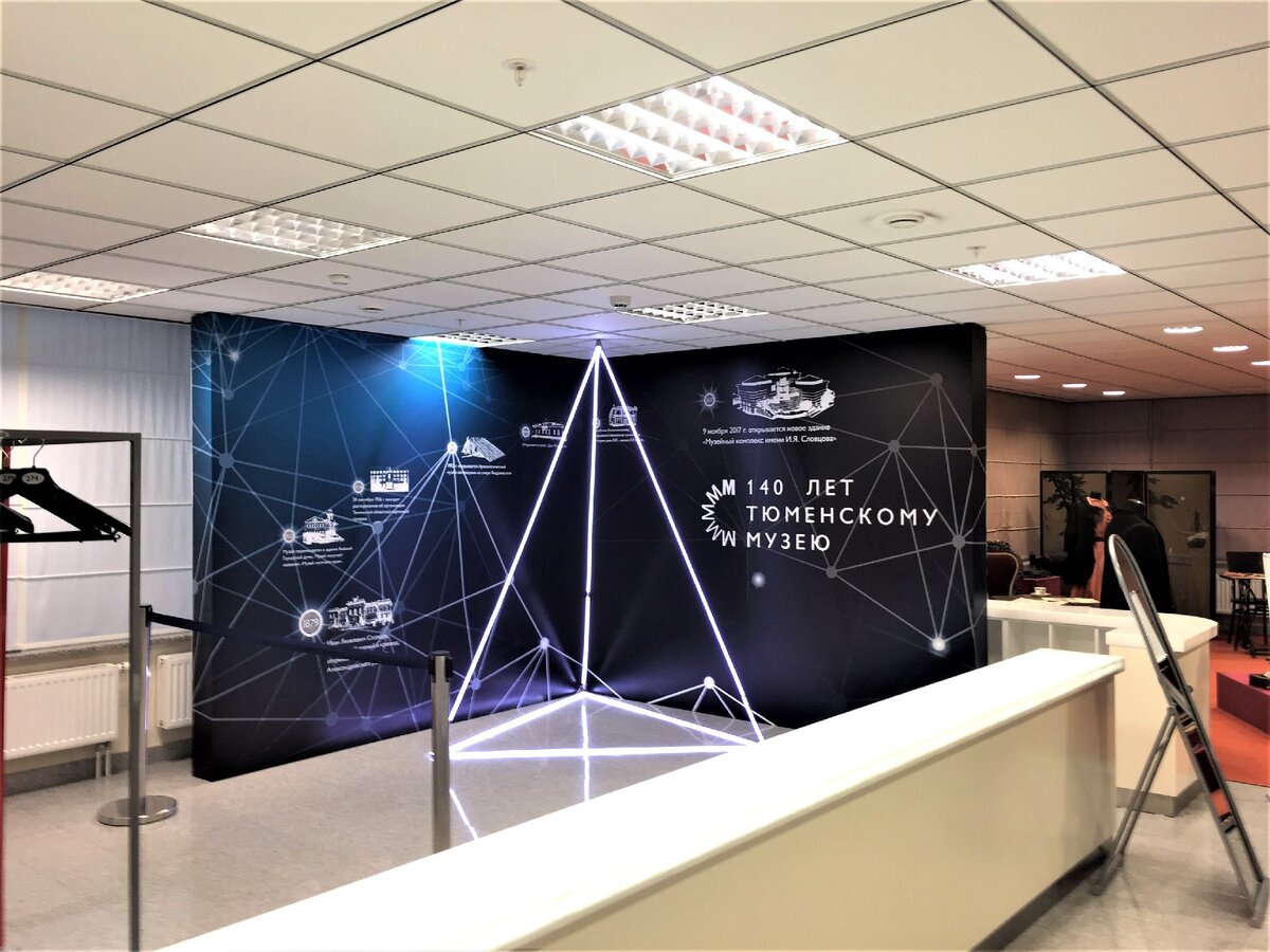 Очень дружелюбно предложили пройти в гардероб, приняли вещи и предложили пройти посмотреть выставки.