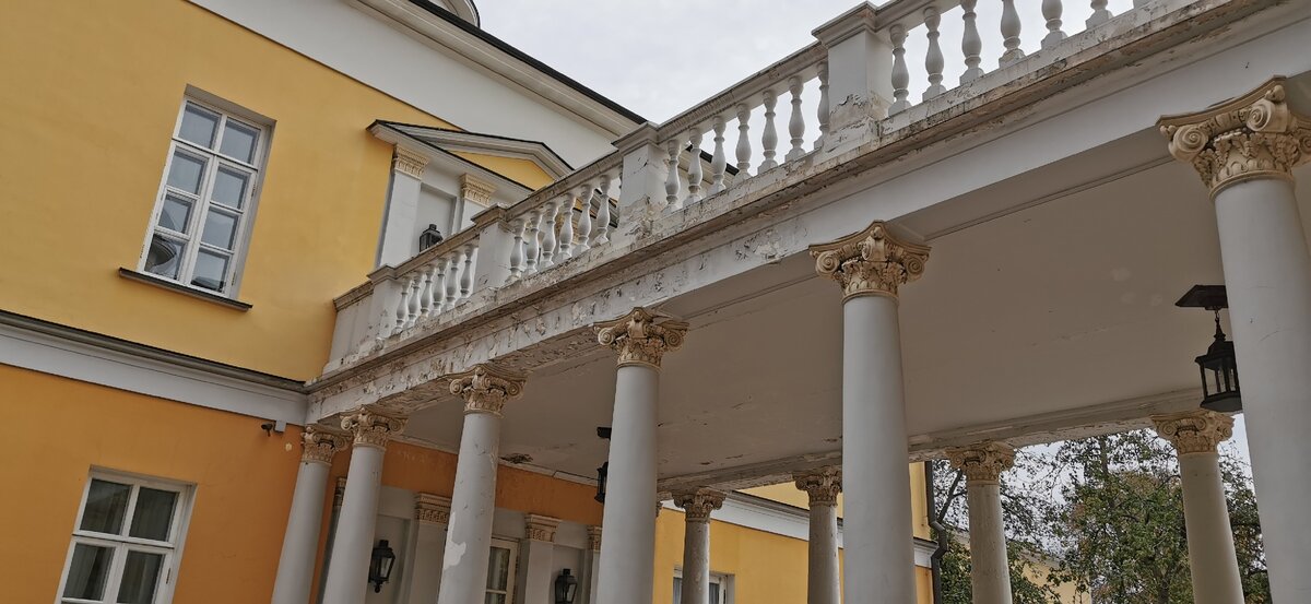 Сама выставка в старинном здании