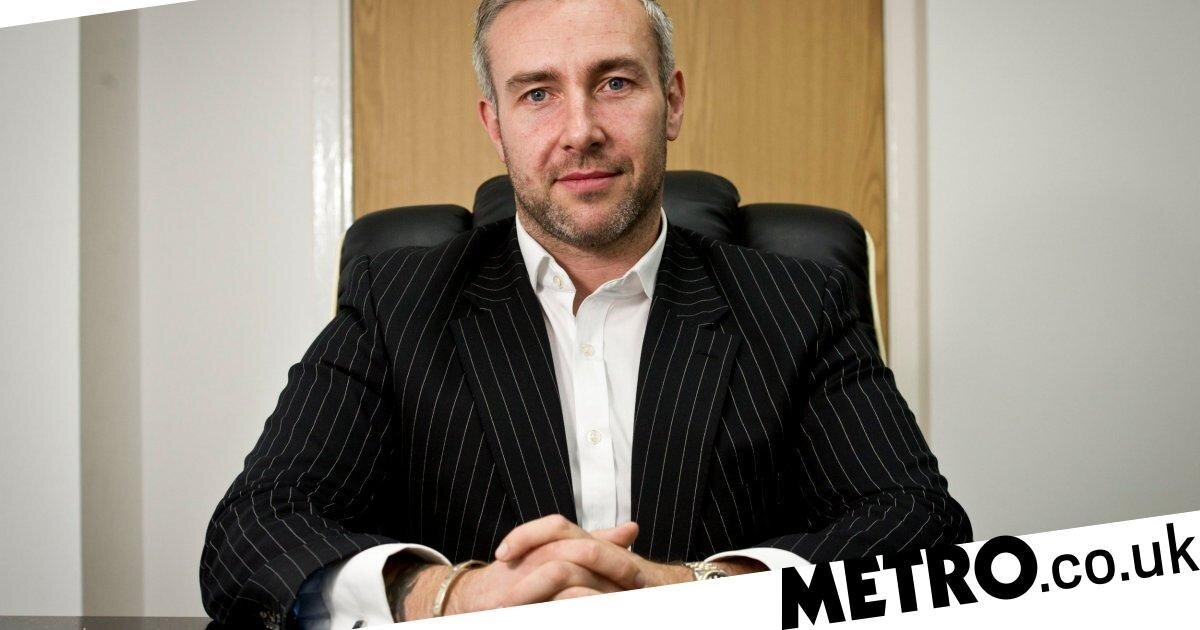 В 21 год Адам Диринг уволился с работы продавца,желая создать успешный бизнес.Но у него не было на это средств. Поэтому ему понадобился банковский кредит в размере 12 800$.Банк отказал ему но парень не опустил руки.И стал реализовывать собственную мечту на свои последние деньги.Благодаря упорному труду фирма Адама взлетела и он продал ё в 2014 году за 6млн$.А к 2020 году Диринг увеличил свои активы до 50$млн!Спустя 17 лет мужчина решил купить то самое здание филиала банка,в котором ему когда то отказали в кредите.Это позволило Адаму показать миру что - Главное верьте в себя!Это помещение приниматель хочет превратить в смесь жилого дома торгового центра. 
