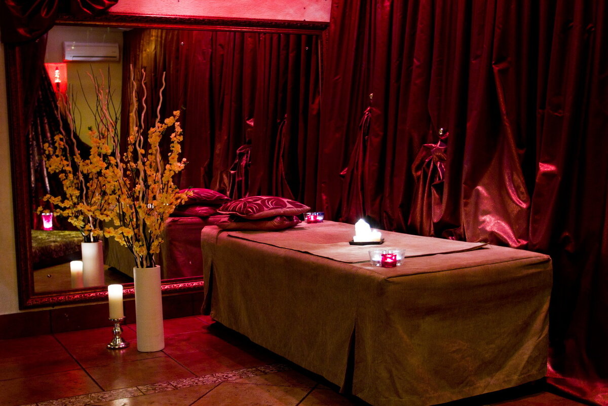 Массажный салон октябрьском. Салон эротического массажа интерьер. Комната для эротического массажа. Интерьер студии эротического массажа.