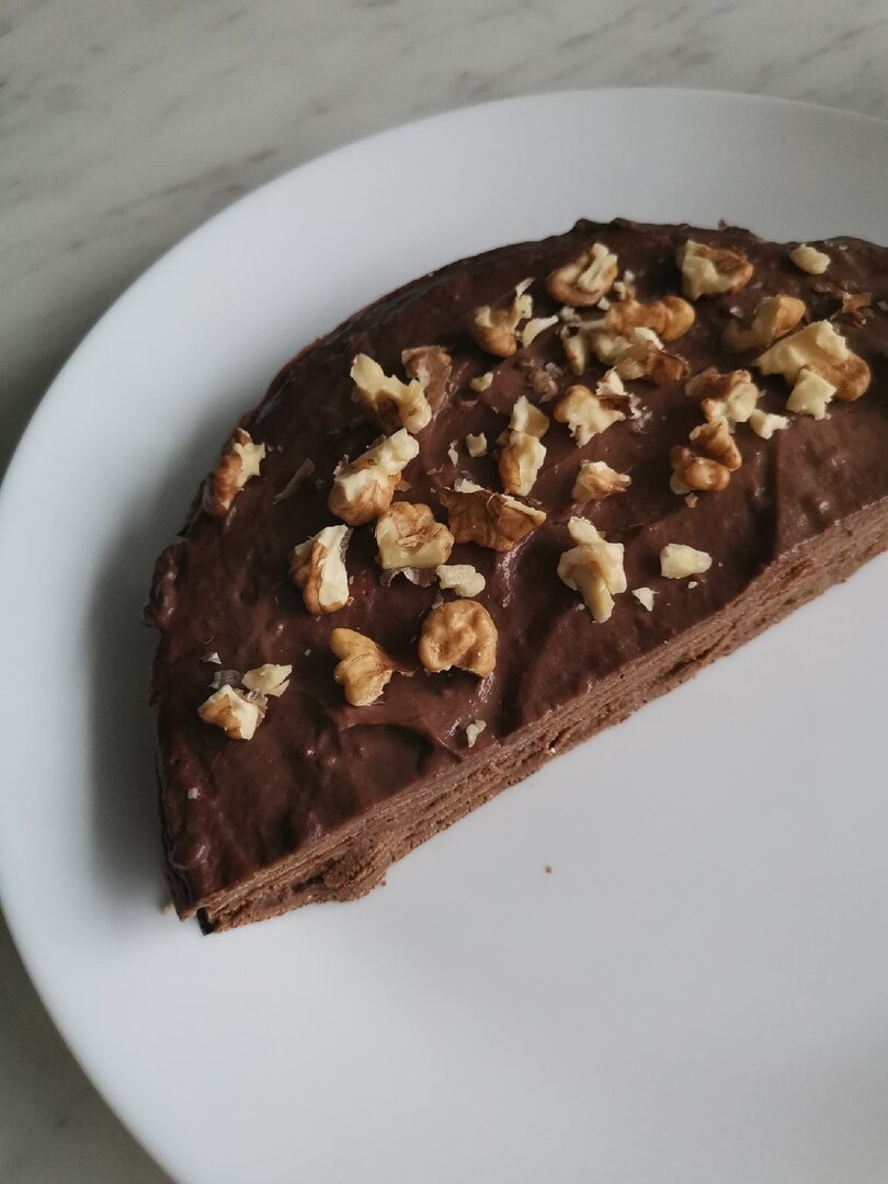 Мой блинный шоколадно-кофейный тортик. Я взяла половину порции. КБЖУ такой порции: 450/21/14/59 + грецкий орех для посыпки