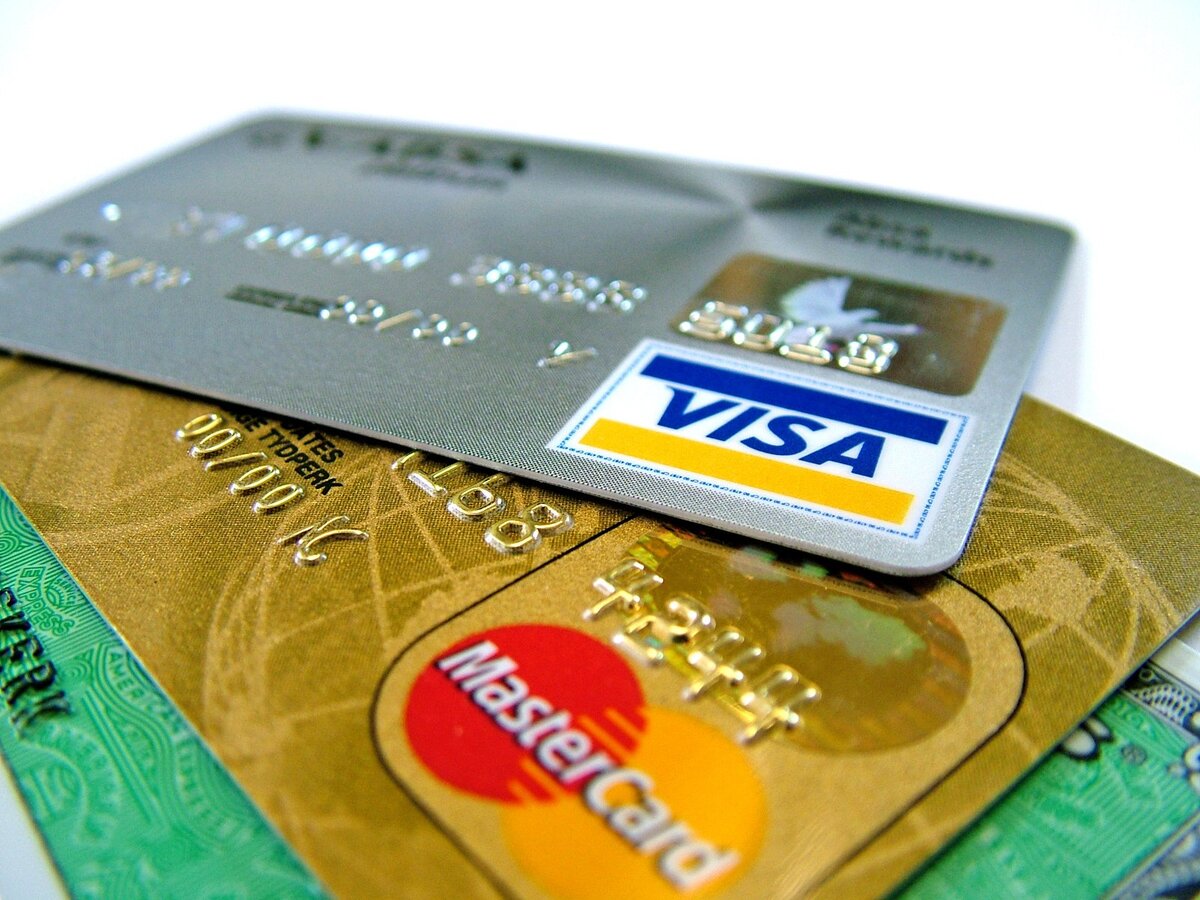 https://opennov.ru/sites/default/files/images/news/credit-card-gold-platinum-15126261.jpg