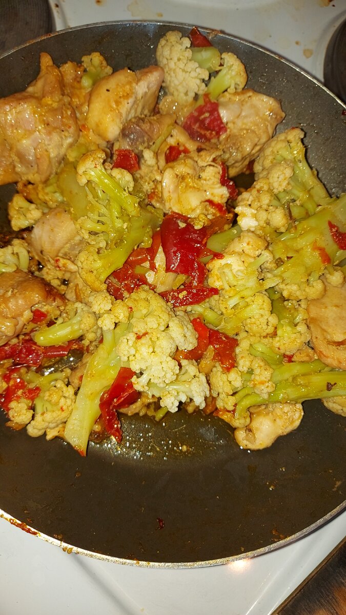 Курочку мы режим средними кусочками, и маринуем в соевом соусе пока варятся макароны. Тем временем перец режим кольцами и кидаем на сильно разогретую сковородку с 1ст. лж. Подсолнечного масла. Больше добавлять не нужно, так как курица даст сок свой и этого хватит. Тем временем цветветную капусту делим на соцветия и кидаем в кипящую подсоленную воду, и варим 5 минут.