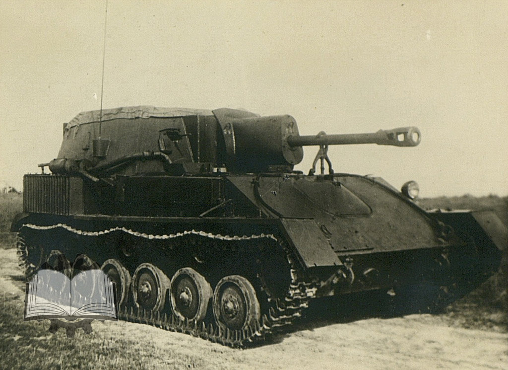 Модернизированная СУ-76М, вариант без крыши, но с повышенной кормой. В смотровом приборе командира видна установка ДТ, но ее сделали явно для галочки. 