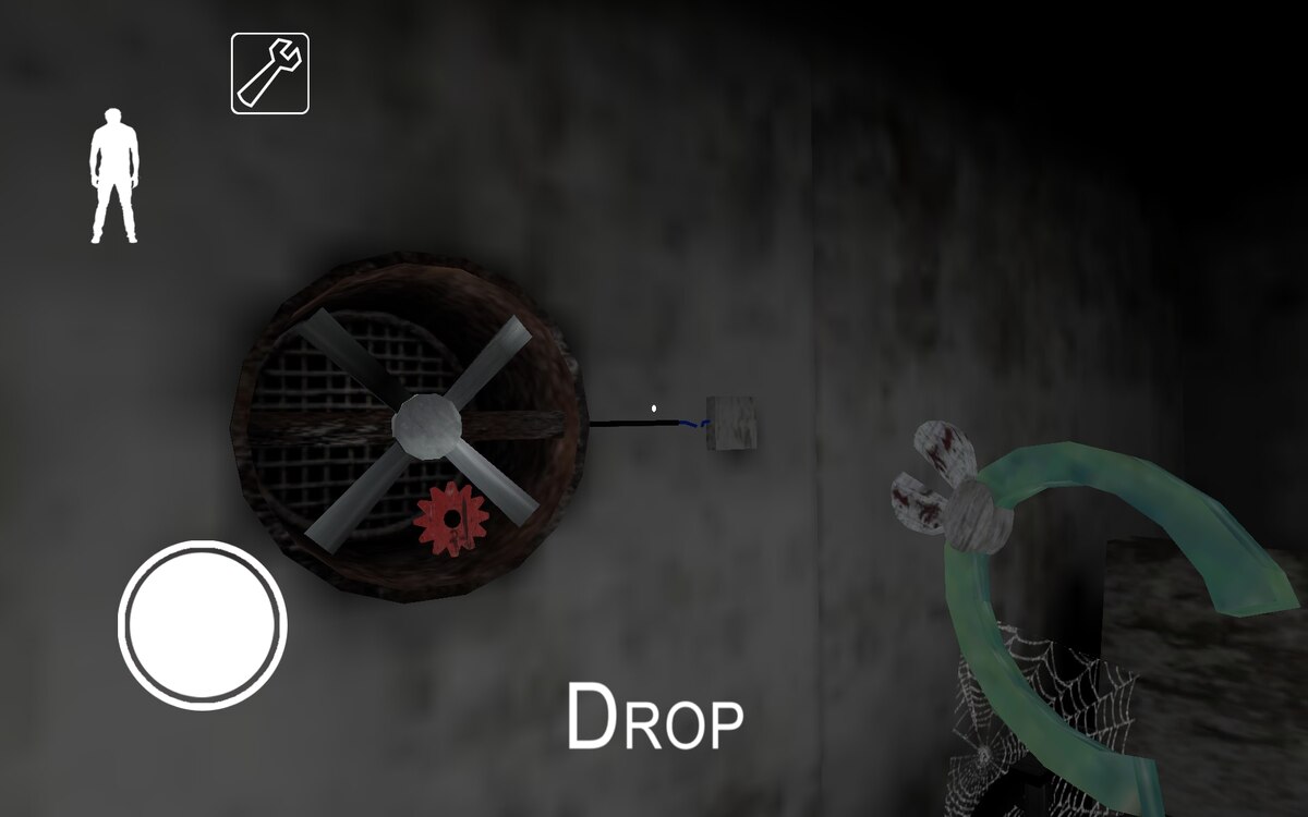 Вы просыпаетесь в незнакомой комнате. Смутно вспоминая, что оказались здесь по вине сумасшедшей старухи, решаете осмотреться. Входная дверь оказывается прямо напротив комнаты, но вот незадача: она закрыта на несколько замков. Слышится скрип половицы и из-за угла появляется та самая безумная старуха — ее намерения явно недружелюбны, поэтому приходится прятаться. Делать нечего — нужно найти ключи от всех замков и убраться из странного дома как можно быстрее. С такой завязки стартует мобильный хоррор Granny.
Чтобы спастись из заточения, у вас есть пять дней. Однако, дни отмеряют не какое-то ограниченное на побег время, а количество попыток. Каждый раз, когда вас ловит и оглушает Грэнни, в себя вы приходите лишь на следующий день. Прогресс при этом не стирается — выбравшись из комнаты, вы можете вернуться туда, где вас поймали и продолжить работу. Все необходимое для побега можно найти прямо в доме. Чтобы открыть входную дверь понадобится отыскать несколько основных предметов, список которых меняется в зависимости от сложности:синий ключ,
мастер-ключ,
лист с кодом,
молоток,
кусачки,
батарейка.
Зачастую эти предметы находятся в местах, доступ к которым можно получить лишь с помощью дополнительных предметов. Ниже вы можете найти описание каждого такого места, а еще ниже — расположение нужных для этого предметов.
На чердаке есть место, где обрушивается пол, если на него встатьСейф в подвале. Открывается при помощи специального ключа, который может находиться в других секретных местах.
Оружейный ящик. Находится около запасной лестницы. Попасть к этой лестнице можно отодвинув коробки, закрывающие проход в одной из комнат на втором этаже. Внутри вы найдете арбалет, который понадобится, чтобы достать отвертку. Также арбалетными дротиками можно ненадолго усыпить Грэнни.
Горшок на полке в холле. В этом горшке лежит отвертка. Найти ее там можно вне зависимости от расположения других предметов. Горшок расположен на полке, которая висит аккурат против лестницы. Чтобы достать отвертку нужно сбить горшок дротиком из арбалета.
Тайник за панелью. Под нижним пролетом запасной лестницы (там где расположен тайный проход в подвал) есть панель, которая откручивается с помощью отвертки. За ней можно найти полезный предмет.
Колодец. Расположен во внутреннем дворике. В ведре будет лежать предмет, но чтобы поднять ведро нужно найти ручку от подъемного механизма.
Гильотина. Этот механизм понадобится для извлечения предмета из арбуза. Найти ее можно поблизости с колодцем. Положите фрукт в специальное отверстие и дерните за рычаг.
Сейф в игрушечном домике. Находится в том же дворике прямо напротив гильотины. Чтобы попасть внутрь домика нужно открыть замок специальным ключом. Внутри будет небольшой механизм, который активируется с помощью двух шестеренок.
Вентилятор на чердаке. С чердаком придется помучаться. Для начала обратите внимание на непрочный пол в одном из проходов. Как только вы ступите на него, он обрушится (проверять необязательно). Отыщите молоток и с его помощью сломайте соседний заколоченный проход. Затем возьмите одну из досок и положите в то место, где обрушился пол. По ней вы попадете в комнату с решеткой. За этой решеткой сломайте молотком камеру наблюдения (после этого придет Грэнни, так что спрячьтесь). После остается кусачками перерезать провод около вентилятора и забрать предмет, который лежит за ним.

Горшок с отверткойКогда вы достали все нужные предметы настало время открыть главную дверь.с помощью синего ключа и мастер-ключа откройте соответствующие замки;
молотком сломайте доску, прибитую поперек двери;
кусачками перережьте провод на самой двери и на щитке в подвале;
используя лист с кодом, откройте кодовый замок;
вставьте батарейку.
Около входной двери нужно действовать осторожно. Грэнни часто ходит по первому этажу, поэтому наткнуться на нее не составит труда. Дополнительную опасность представляет растяжка — пройдя по ней сработает колокольчик, который услышит старуха. Но не унывайте — напротив двери находится шкаф, в котором можно спрятаться в случае опасности. Напротив находится и небольшая кладовка, в которой тоже можно спрятаться.Если старуха вас все же поймала, то вы снова появитесь в стартовой комнате. Временами она запирает дверь в комнату на ключ — открыть самостоятельно ее не получится. Но выбраться из комнаты можно с помощью нехитрого трюка. Сбросьте со стола вазу (в придачу пожно опрокинуть и сам столик), спрячьтесь в шкаф поблизости и просто дождитесь, когда придет Грэнни и откроет дверь.Старуха слышит любой шум и идет к его источнику. Поэтому такой же трюк можно проворачивать постоянно: чтобы отвлечь ее или выманить из какой-то комнаты. Не стоит только забывать соблюдать осторожность, ведь Грэнни может поставить на этом месте капкан. Через какое-то время он пропадет, но до этого нужно ходить аккуратнее.
Секретные ходы
В игре есть несколько секретных проходов и комнат. Их можно использовать, чтобы попадать в новые места, а также быстро передвигаться между разными частями дома. Чтобы не пропустить проходы обращайте внимание на коробки — за ними как раз и могут прятаться дополнительные ходы.Один секретный проход расположен совсем рядом с начальной комнатой. Достаточно из двери повернуть налево и зайти в соседнюю. Пройдя через эту комнату, вы попадете в маленький коридор, где у одной из стенок можно заметить коробки. За этими коробками располагается немалая часть дома — запасная лестница и несколько комнат.

Скрытый проход, ведущий к запасной лестницеЕсли спуститься по запасной лестнице, то вы увидите небольшой проход. Он соединяет эту часть дома с подвалом. Обратите внимание, что для перемещения между этими локациями Грэнни приходится потратить много времени, а вам — нет.
В подвале, правее от предыдущего лаза, расположен еще один проход. Он спрятан за несколькими коробками, а за ними будет небольшая комнатка с запиской-подсказкой и иногда каким-нибудь предметов. Из комнатки ведет тоннель во внутренний двор.
Примечательно, что дверь, которая ведет во внутренний дворик обычно заперта. Чтобы туда пробраться нужно либо воспользоваться предыдущим тоннелем, либо вылезти через окно справа от этой двери. На окне изображен отпечаток ладони, так что перепутать будет сложно.

В игре есть секретная комната, в котором вы всегда можете найти плюшевого медведя. Сам медведь для прохождения игры не нужен — лишь для побочного задания. Но в комнатке могут лежать предметы, которые понадобятся во время игры. Это место расположено около запасной лестницы там же где висит и оружейный ящик. Отодвиньте коробки от стены и вы попадете в пустую комнатку. В левом верхнем углу будет желтая кнопка. Нажмите на нее и отодвиньте стенку напротив. Если вы возьмете медведя, то Грэнни будет постоянно вас преследовать.

Один лаз есть и на чердаке. Скрывается он за пластиной у левой стены, а ведет в туалетную комнату на втором этаже.
Расположение предметов
Местонахождение предметов может меняться от игры к игре. Происходит это не в случайном порядке: у всех предметов есть пять четких варианта расположения. Ниже вы найдете список всех предметов и пять вариантов их местонахождения. Если вы нашли один из этих предметов, то посмотрите под каким номером идет это место в нашем списке — тогда другие предметы стоит искать в местах под тем же номером.Синий ключ:тайник за панелью под запасной лестницей,
тайник в игрушечном домике,
арбуз,
тайник за вентилятором на чердаке,
арбуз.
Мастер-ключ:
Подробнее
Узнать подробности
Повторить видео
Реклама
сейф,
арбуз,
тайник в игрушечном домике (4 и 5 вариант там же).
Лист с кодом:кладовка под лестницей в холле,
банка на столе в подвале,
комод на первом этаже,
шкаф​ на кухне,
шкаф в туалете.
Молоток:колодец,
стол в подвале,
гостиная, в столике под телевизором,
на полке над секретным проходом к запасной лестнице,
колодец.
Кусачки:комод в спальне на втором этаже,
колодец,
стол в комнате с мясом (около запасной лестницы),
сейф,
комод на чердаке.
Батарейка:рядом с вазой на чердаке,
около секретной комнаты с плюшевым медведем,
комната с мясом около запасной лестницы,
комод около запасной лестницы,
шкаф на кухне.
Ключ от сейфа:тайник за вентилятором на чердаке,
тайник за панелью под запасной лестницей,
тайник за вентилятором на чердаке,
тайник за панелью под запасной лестницей,
секретная комната с плюшевым медведем.
Ключ от оружейной:тайник в игрушечном домике,
унитаз,
синий шкаф на кухне,
арбуз,
сейф.
Ключ от игрового домика:арбуз,
сейф,
тайник за панелью под запасной лестницей,
комод в комнате рядом с гостиной,
тайник за панелью под запасной лестницей.
Ручка от колодца:секретная комната (рядом с проходом между подвалом и хижиной во внутреннем дворе),
секретная комната с плюшевым медведем,
сейф,
шкаф на кухне,
полка в спальне на втором этаже.
Арбуз:хижина во внутреннем дворе,
синий шкаф на кухне,
колодец,
стеклянный шкаф,
ванная.
Красная шестерня:комод на чердаке,
тайник за вентилятором на чердаке,
комод в спальне
колодец,,
хижина во внутреннем дворе.
Коричневая шестерня:микроволновка,
стеклянный шкаф на первом этаже,
хижина во внутреннем дворе,
раковина в туалетной комнате,
тайник за вентилятором.

Тайник за вентилятором