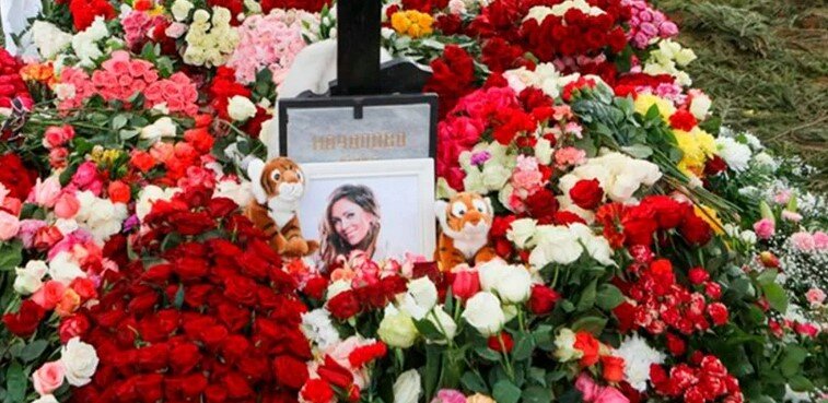 Близкие и поклонники принесли много цветов