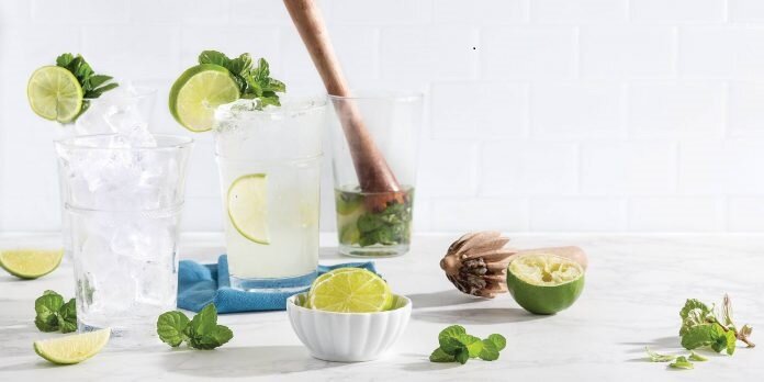 Мятный простой сироп наполняет этот летний коктейль прекрасным, освежающим вкусом.