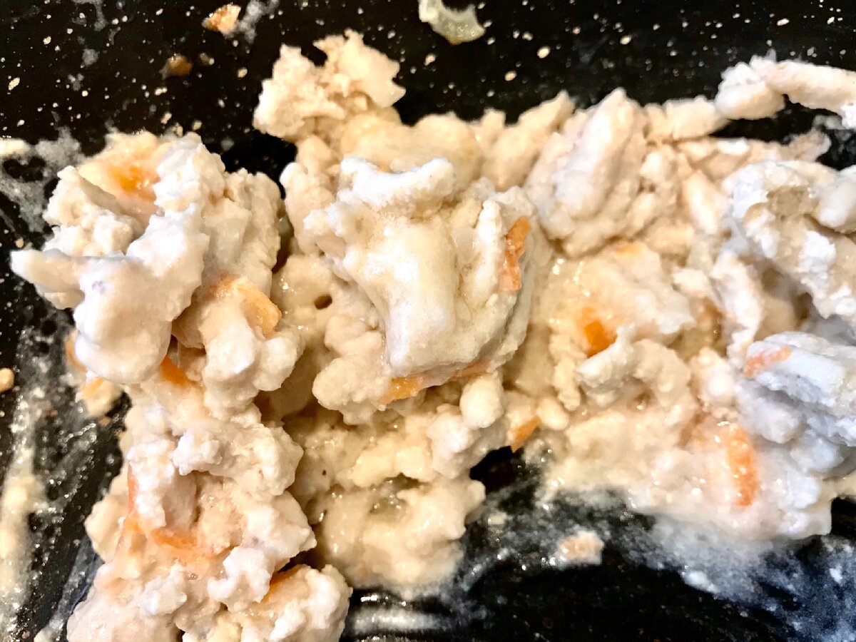 Сметанный соус из куриного фарша с луком и морковью