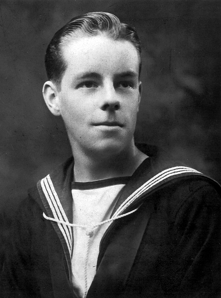 Алистер Маклин во время службы в Королевских ВМС, 1940-е. Источник: aniodhlann.org.uk