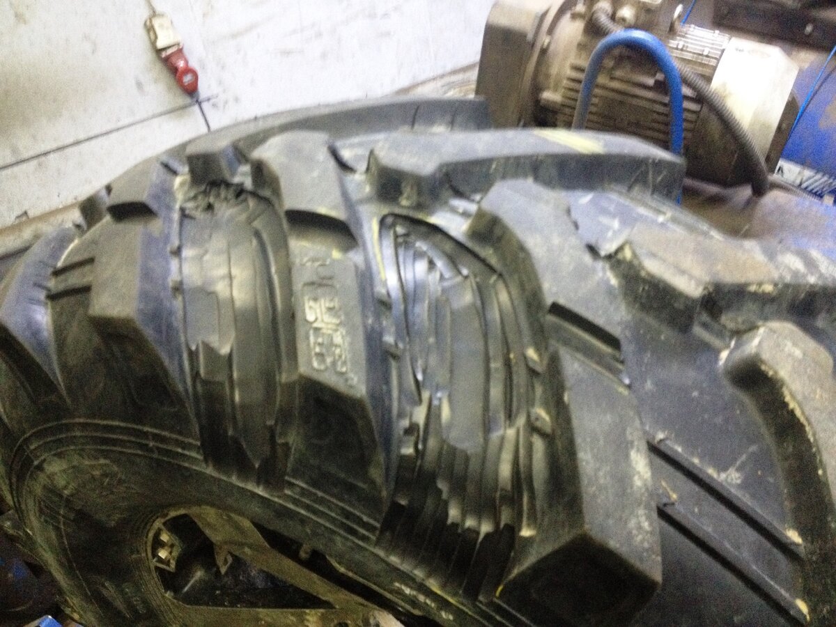 Думаю каждый срезанный с колеса ломоть весит около 200 гр.