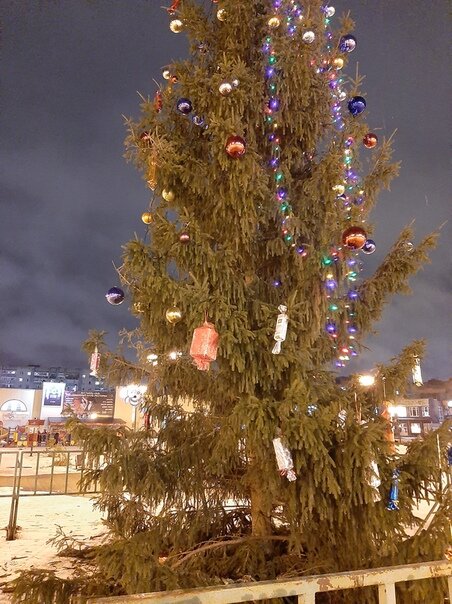 Это ёлка из бюджета. Выглядит, как насмешка над городом. Над областным центром!!!