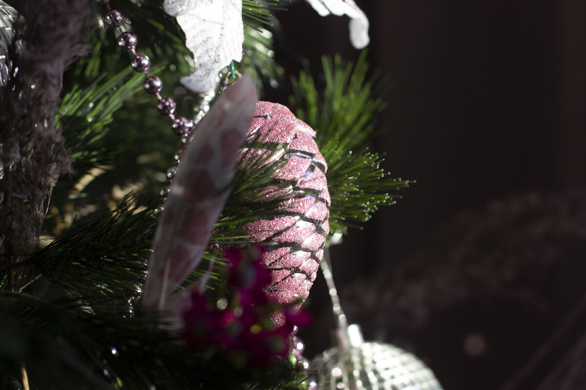 Коллекция игрушек растет с каждым годом. А мои советы по-прежнему актуальны на все времена и на любой цвет новогодней елки: