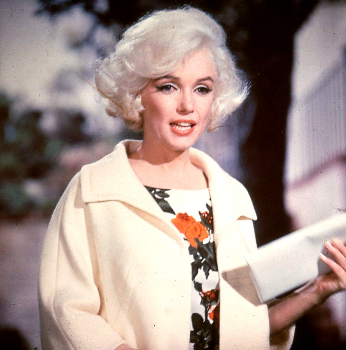 здесь и далее фотографии со съемок фильма "Что-то должно случиться"