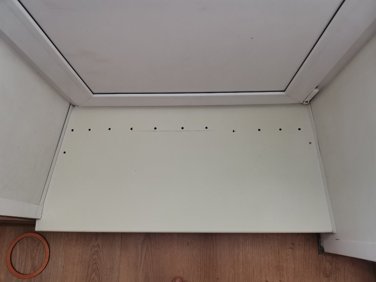 Насверлены отверстия в пороге-подоконнике.