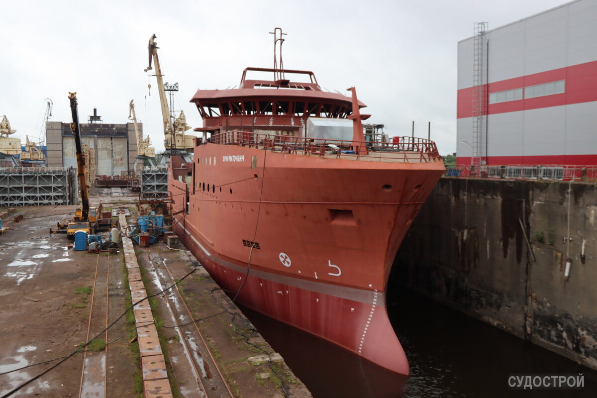 Траулер проекта КМТ02.02 "Юрий Маточкин" в наливной док-камере ВСЗ на этапе спуска на воду / Фото: Судострой