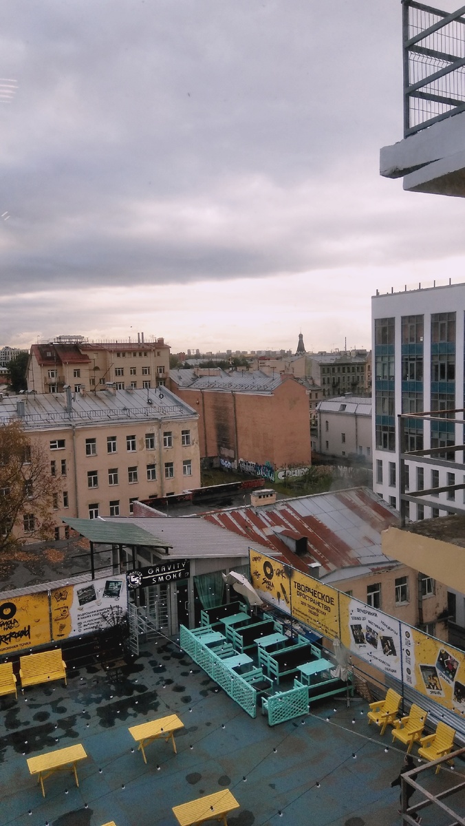 Можно подняться на крышу. Побродить по небольшим магазинчикам.