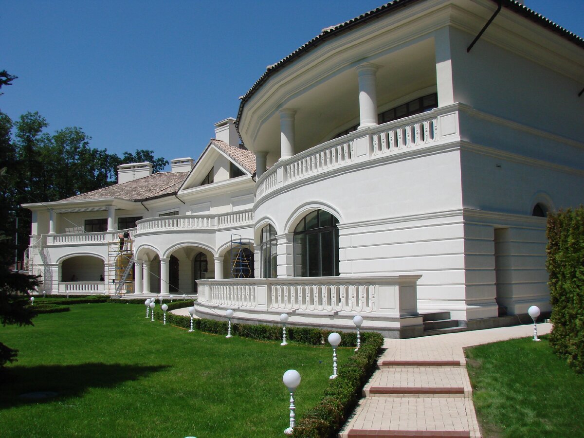 Фасад дома и балюстрада выполненные из инкерманского камня