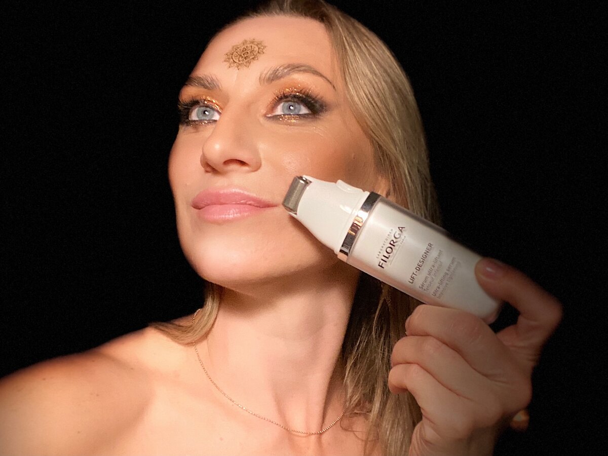 Филорга — мировой бренд иньекционной косметологии, но для тех, кто боится уколов выпускают средства для домашнего ухода. На фото лифтинг-сыворотка с роллером для массажа