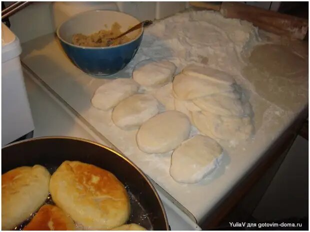 
Аккуратно выложить тесто на горку муки на стол.

Ножом разделить на кусочки и сформировать из них шарики, загибая места срезов теста внутрь.
Раскатывать, примерно, в сантиметр толщиной.
Формировать пирожки.

Жарить на растительном масле. Тесто не подходит для запекания в духовке.

Неискушенные мужчины не отличают такие пирожки от приготовленных на дрожжевом тесте и просто носят хозяйку на руках.