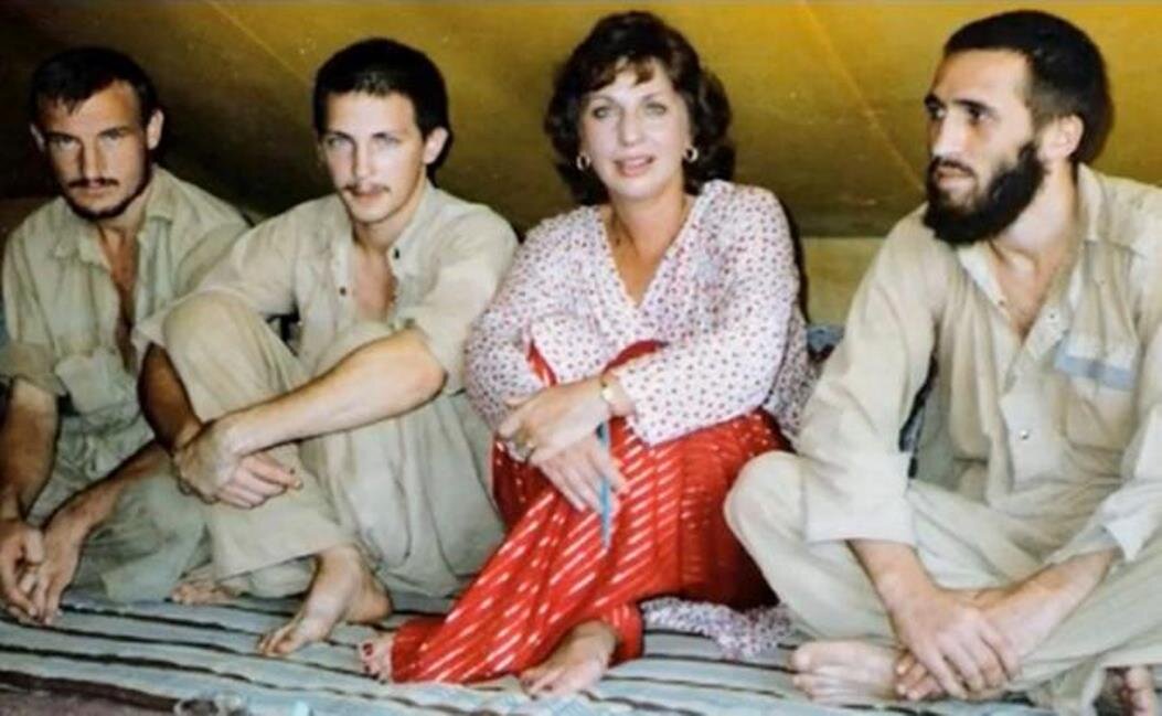 Людмила Торн берет интервью у пленных в Бадабере.   Справа от нее – Николай Шевченко и Владимир Шипеев, слева Нико Арамович Варварян