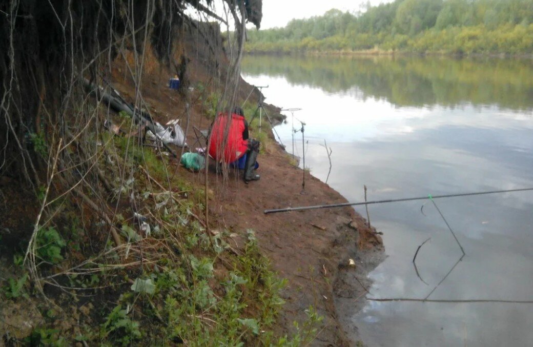 Вот это место и вот так стояла удочка