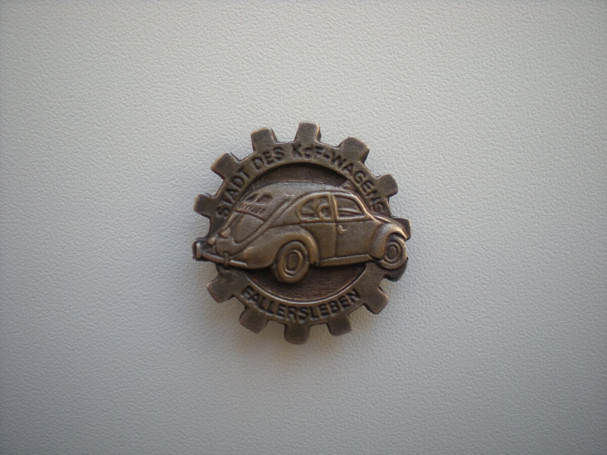 Аверс нагрудного значка "Stadt des KdF-Wagens, Fallersleben" (рус. Город автомобиля KdF, Фаллерслебен). Фото автора