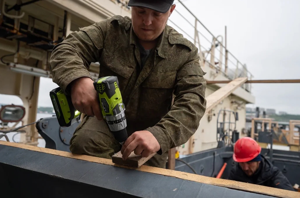 Greenworks GD24ID3. Оснащен бесщёточным двигателем DigiPro™ 2-го поколения. Такой двигатель имеет повышенный крутящий момент, благодаря плате управления потребляет меньше энергии, что обеспечивает на 40% дольше время работы от заряда одного аккумулятора. Важно: такой двигатель намного надежнее обычного щеточного и не требует замены щеток.