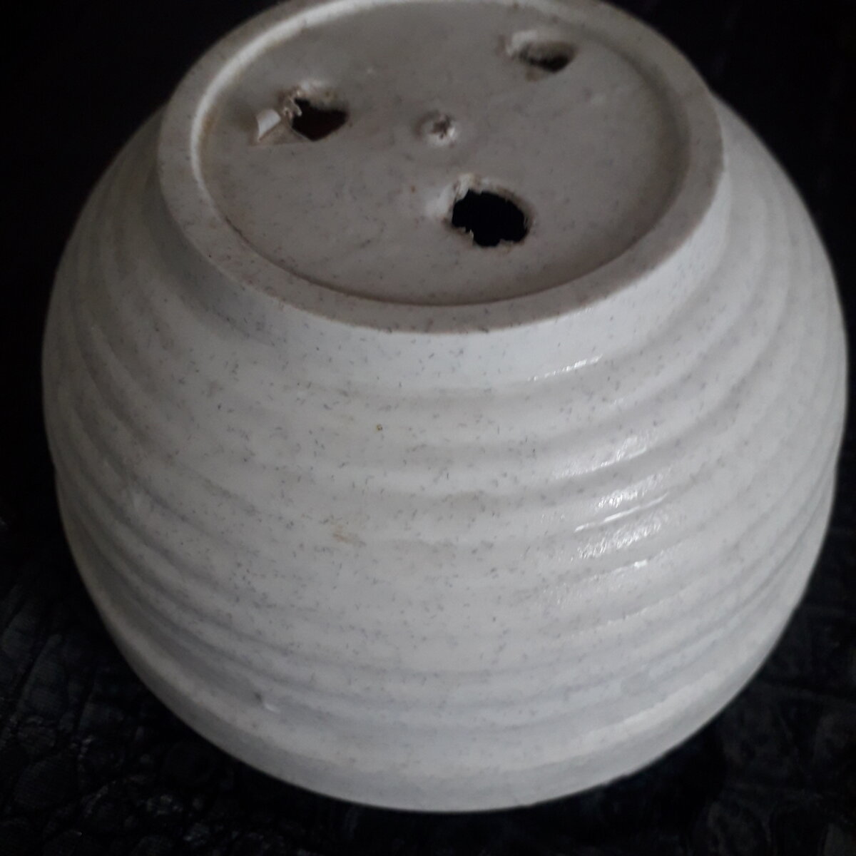 пластиковый горшок для придания формы банке